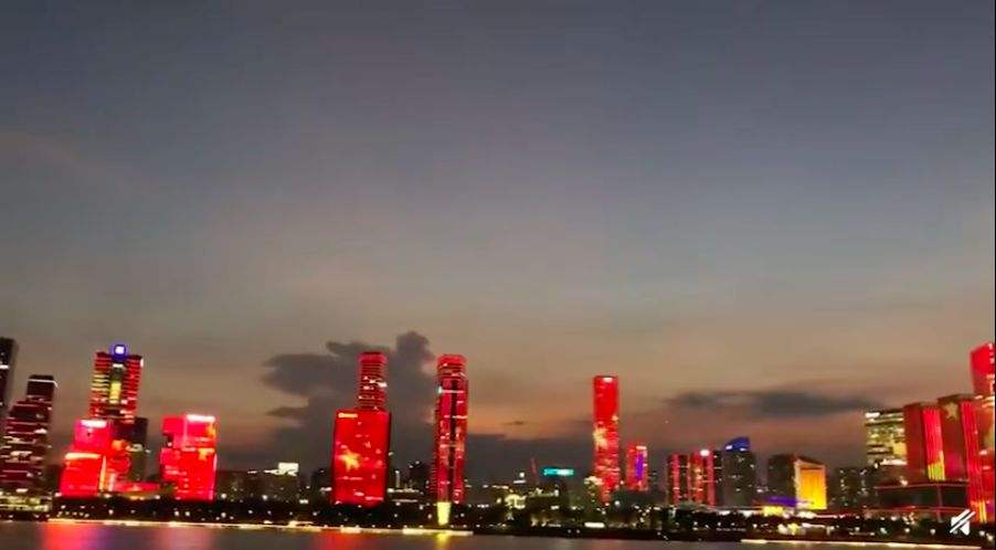 The five-star red flag in Shenzhen Bay declares Hong Kong's sovereignty. Outdoor advertisements show another vitality.